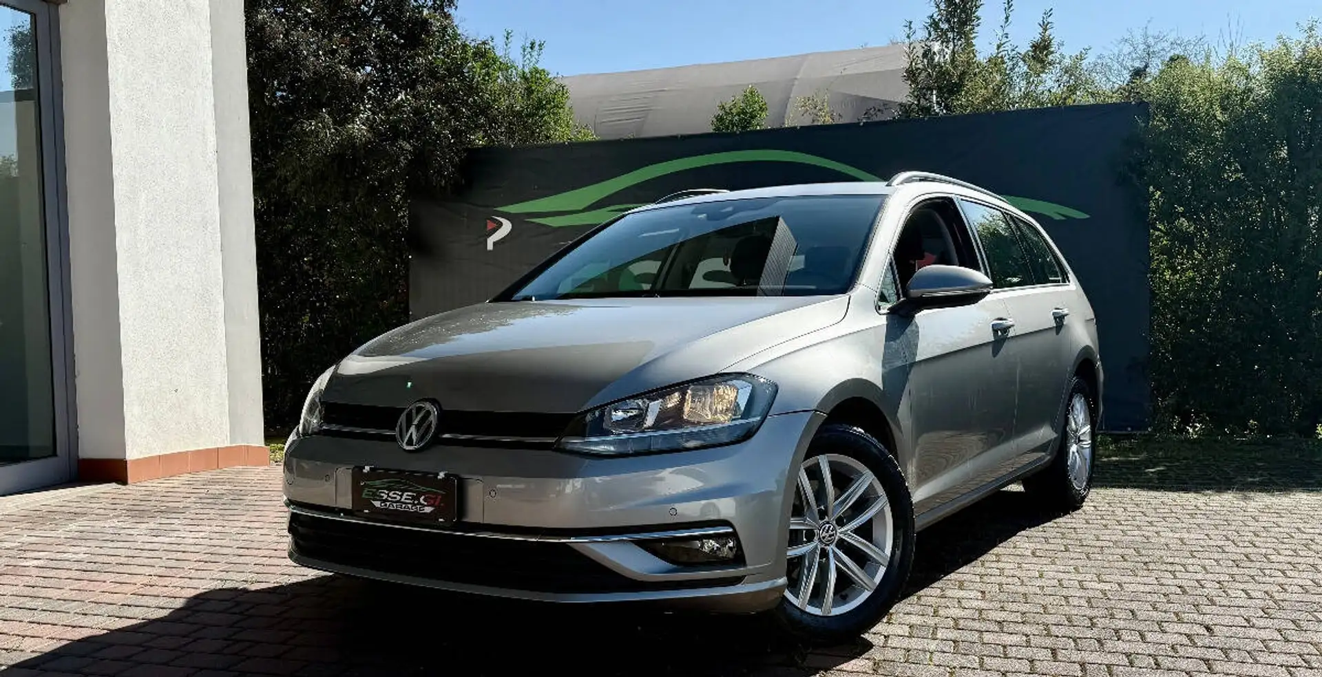 Volkswagen Golf Variant 1.6 tdi Business 115cv dsg Grijs - 1