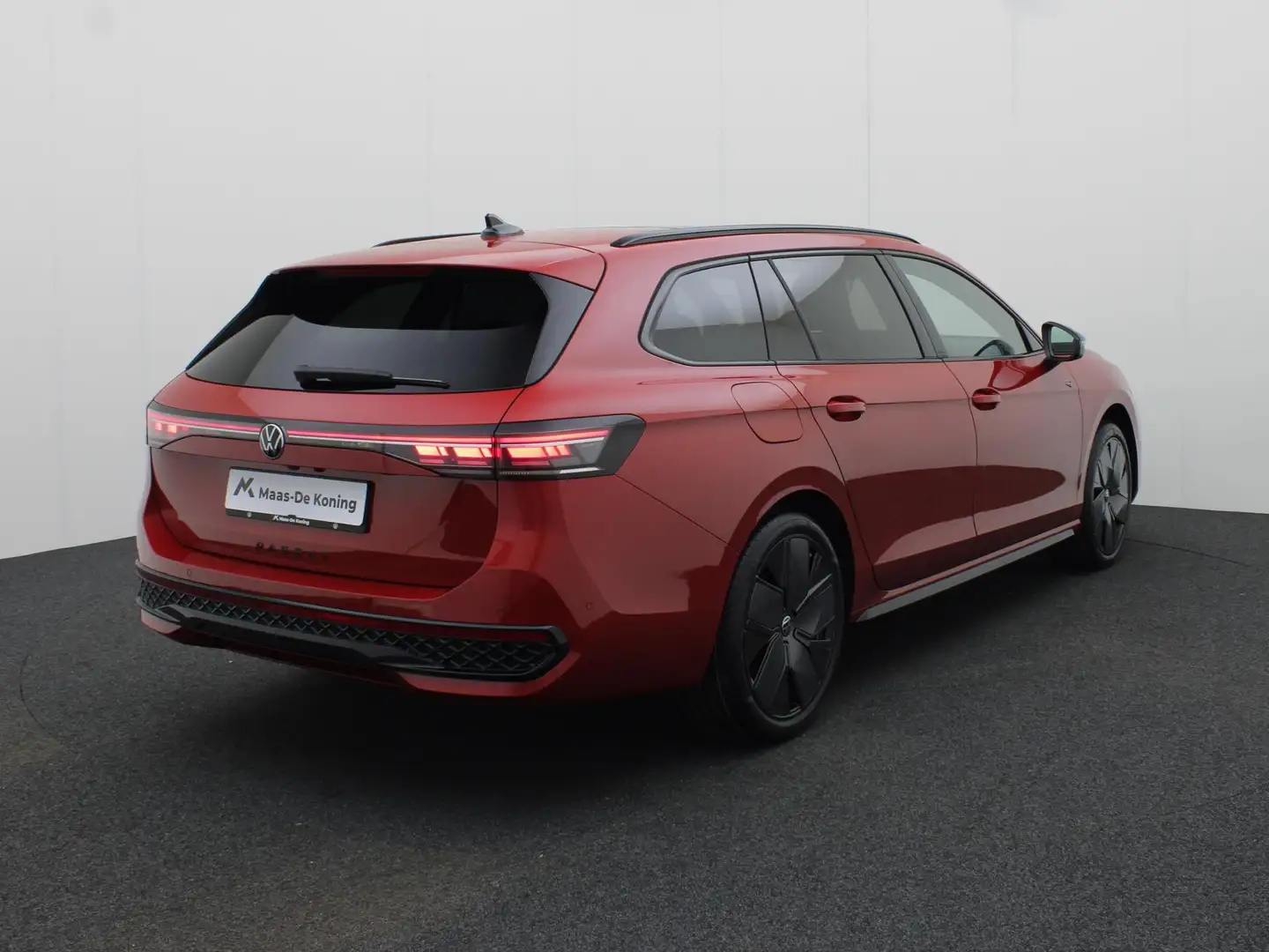 Volkswagen Passat Variant 1.5 eTSI 150pk DSG R-Line-Edition · Panoramadak · Rood - 2