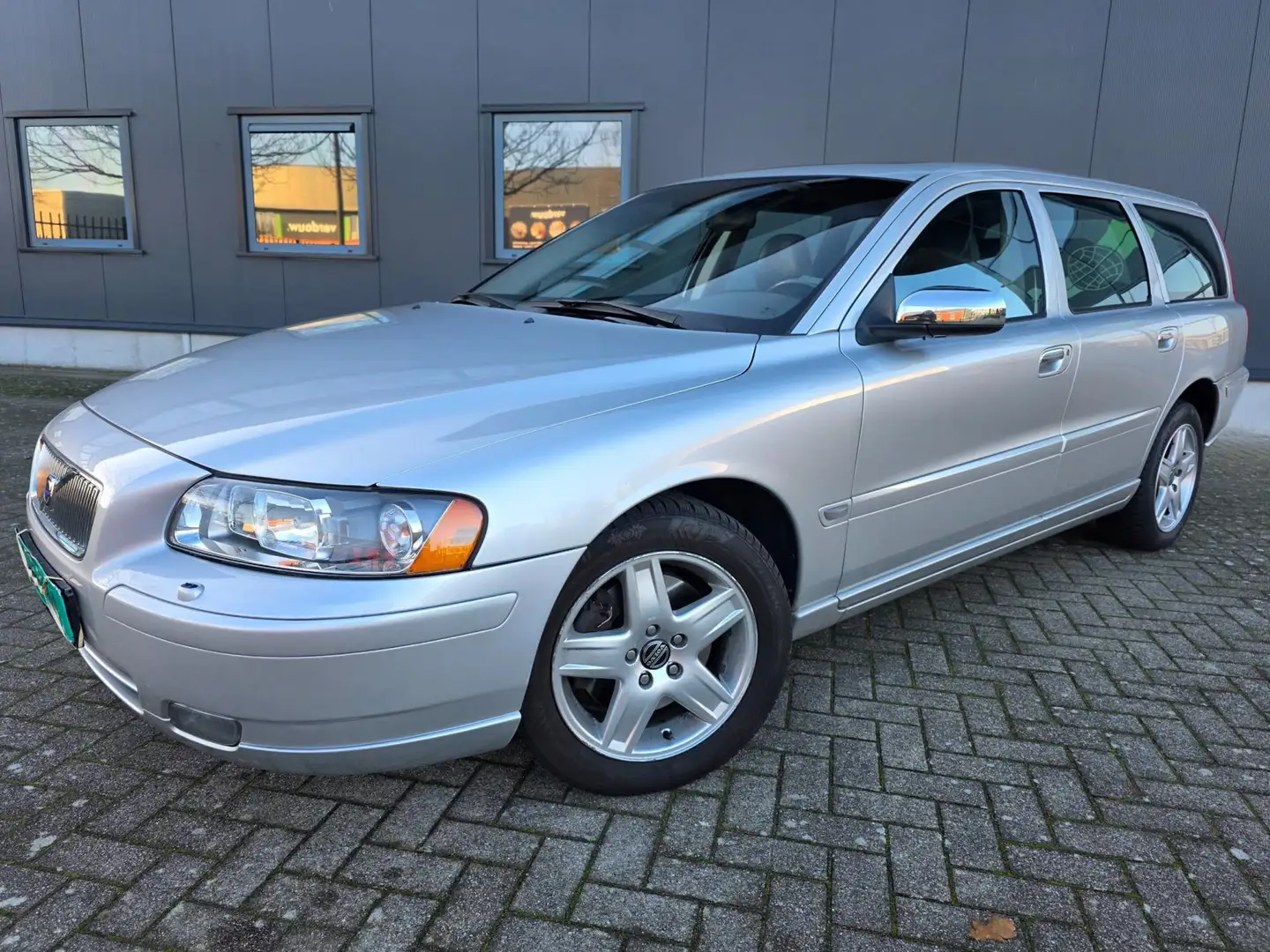 Volvo V70 2.5T AWD Momentum, netto € 6.950, schuifdak, etc., Zilver - 2