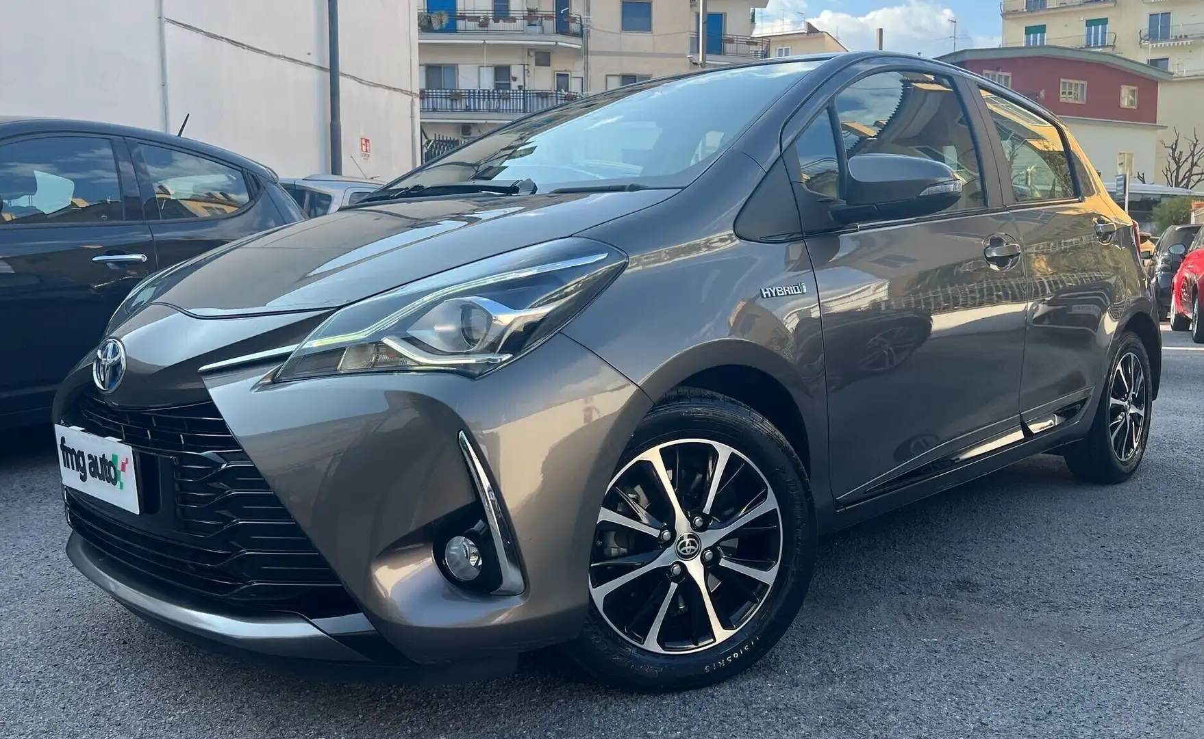 Toyota Yaris 1.5 Hybrid 5 porte Lounge Automatica Grigio - 1