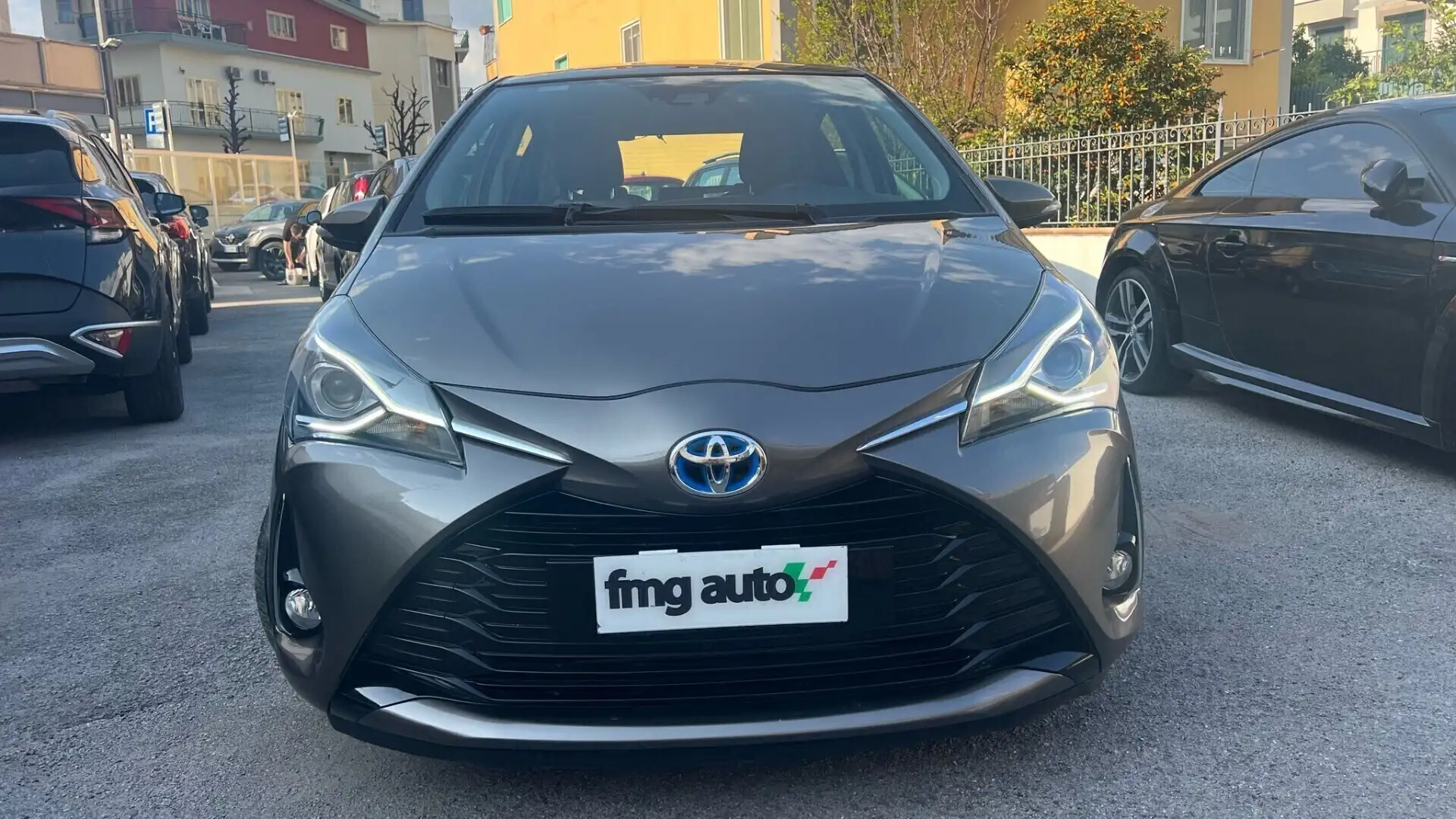 Toyota Yaris 1.5 Hybrid 5 porte Lounge Automatica Grigio - 2