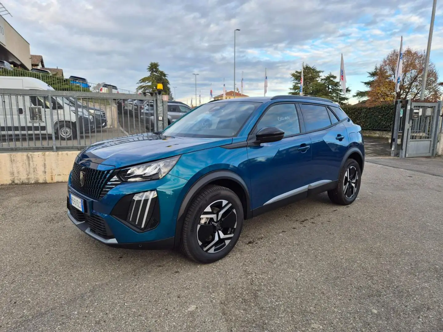 Peugeot 2008 Hybrid 145 e-DCS6 Allure Blu/Azzurro - 2