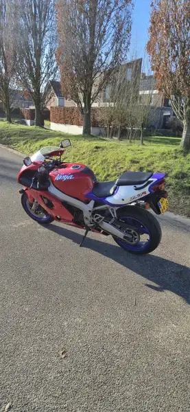 Kawasaki Ninja ZX-7R - foto 2