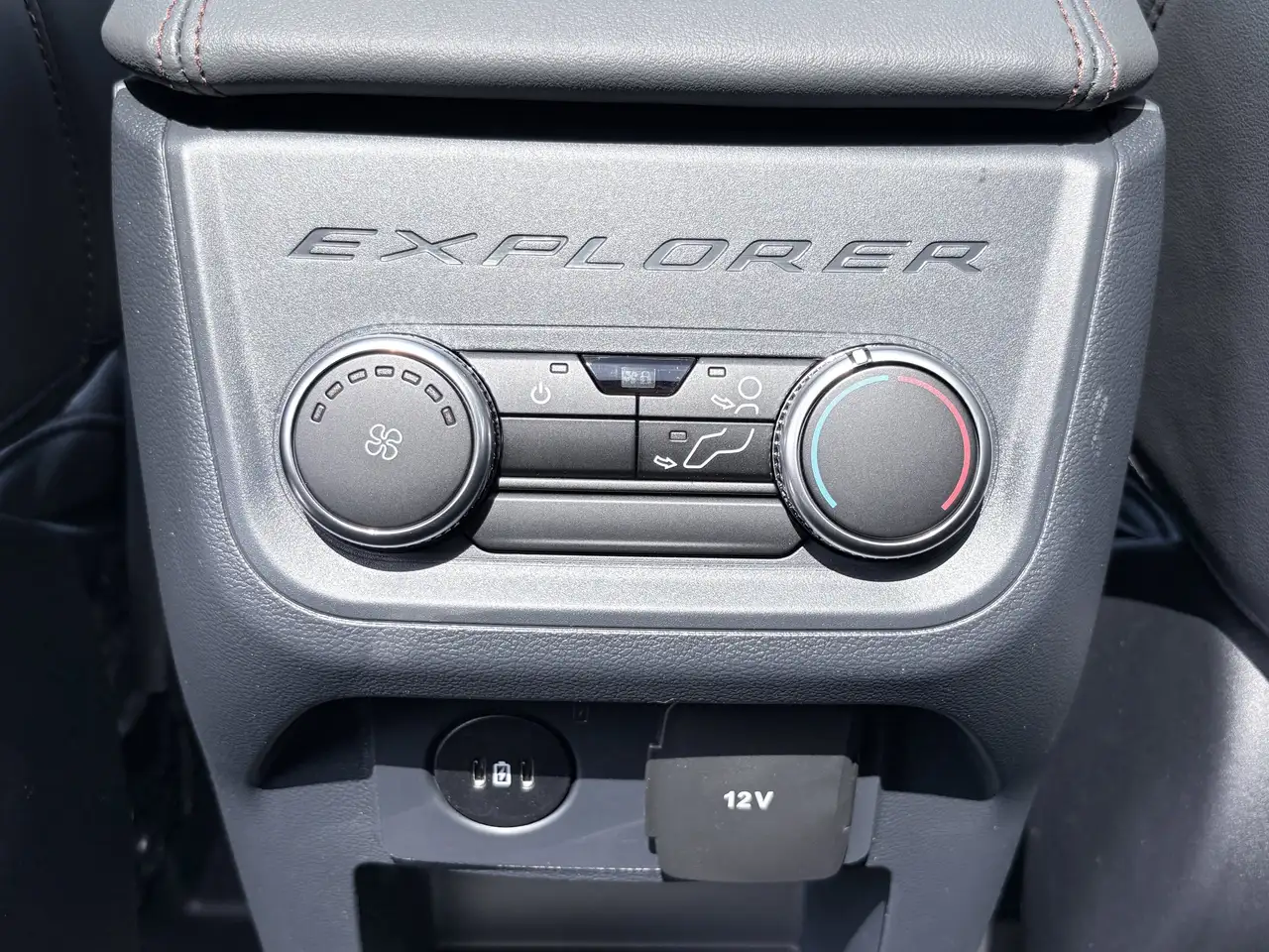 Ford Explorer снимка Ford Explorer