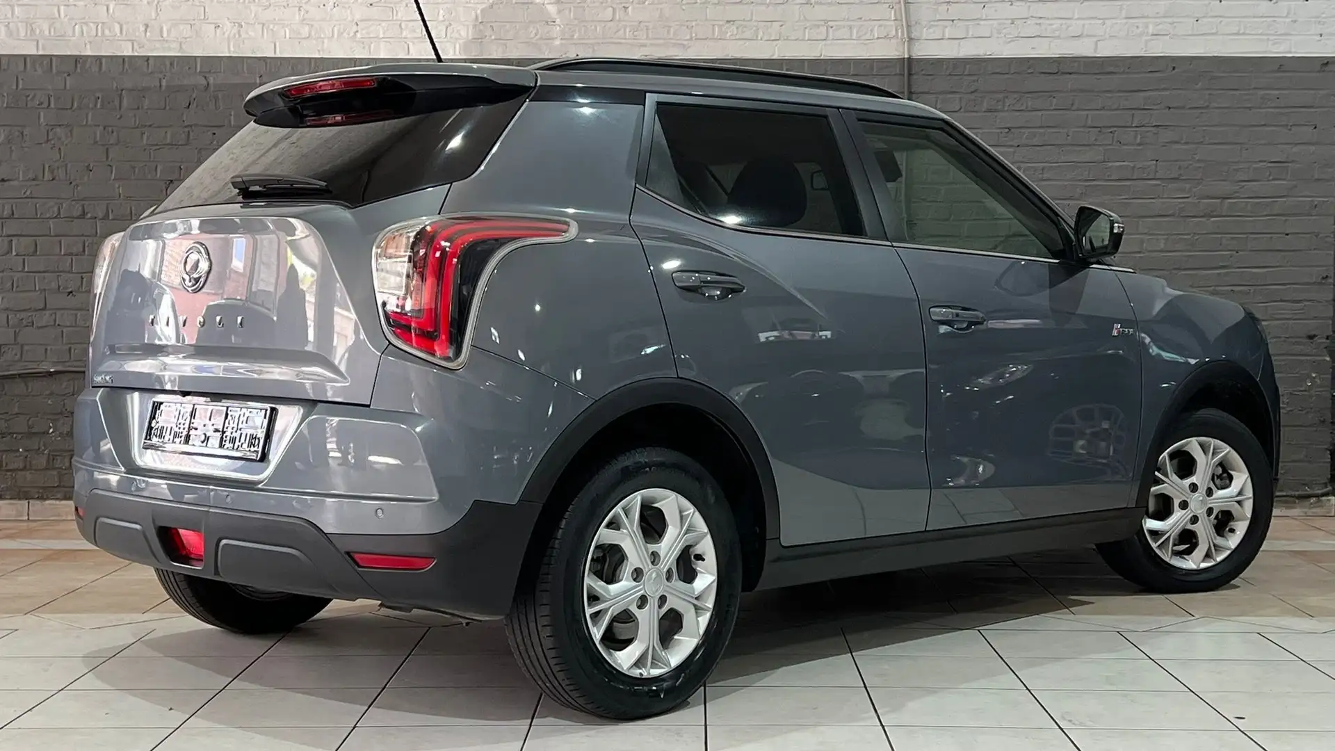 SsangYong Tivoli Tivoli 1.2 T-GDI 2WD//1ere Pro//Carnet//Full// Grey - 1