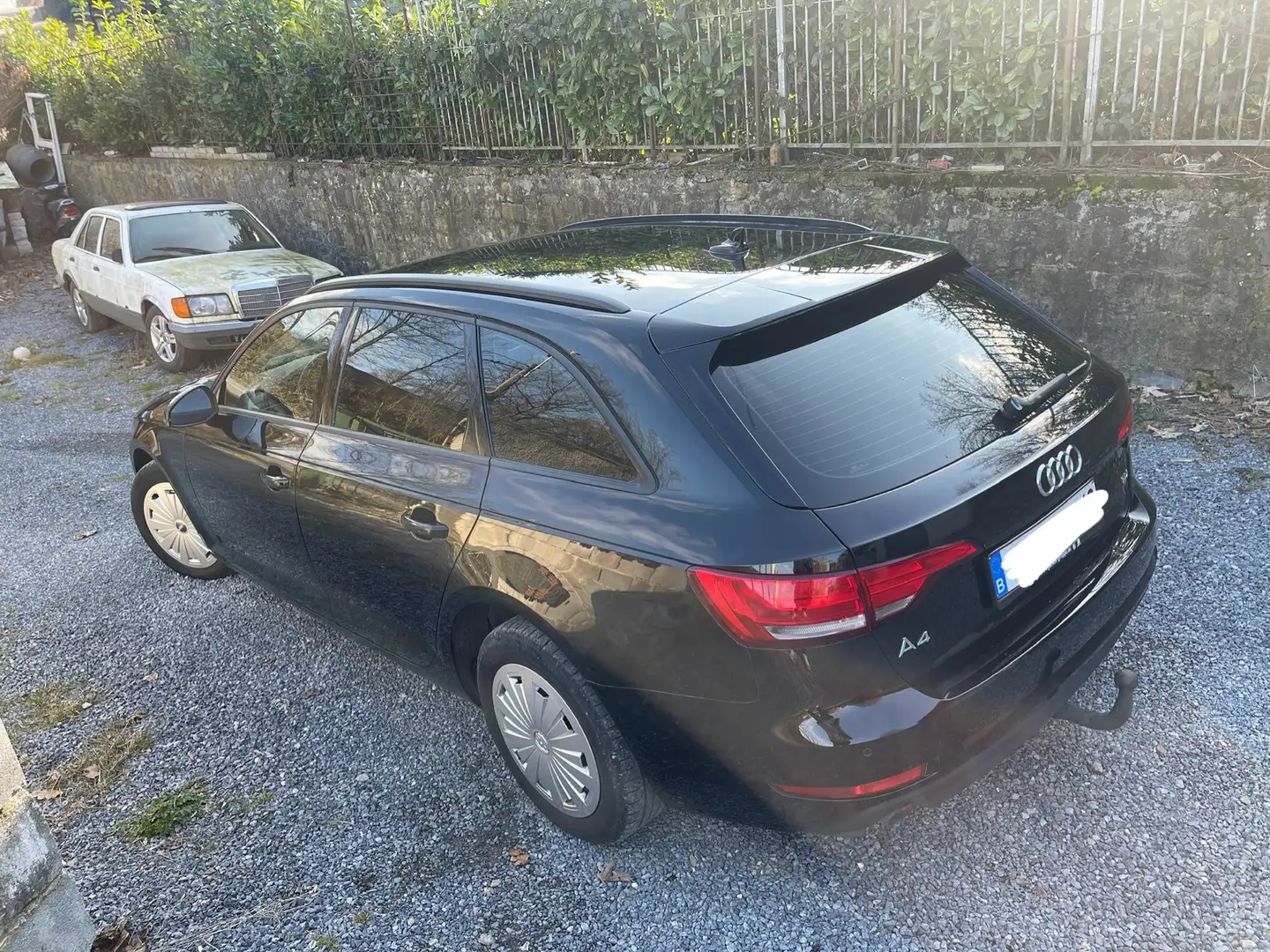 Audi A4 2.0 TDi crna - 2