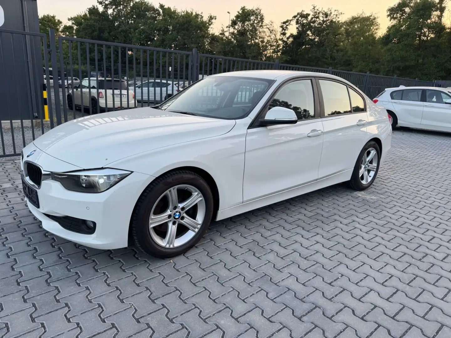 BMW 320 d. lim. *Klima*Navigation*M Sportpaket Fahrw Weiß - 1