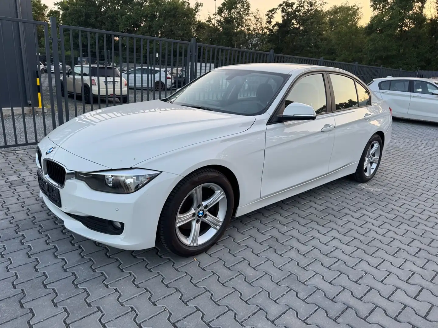 BMW 320 d. lim. *Klima*Navigation*M Sportpaket Fahrw Weiß - 2