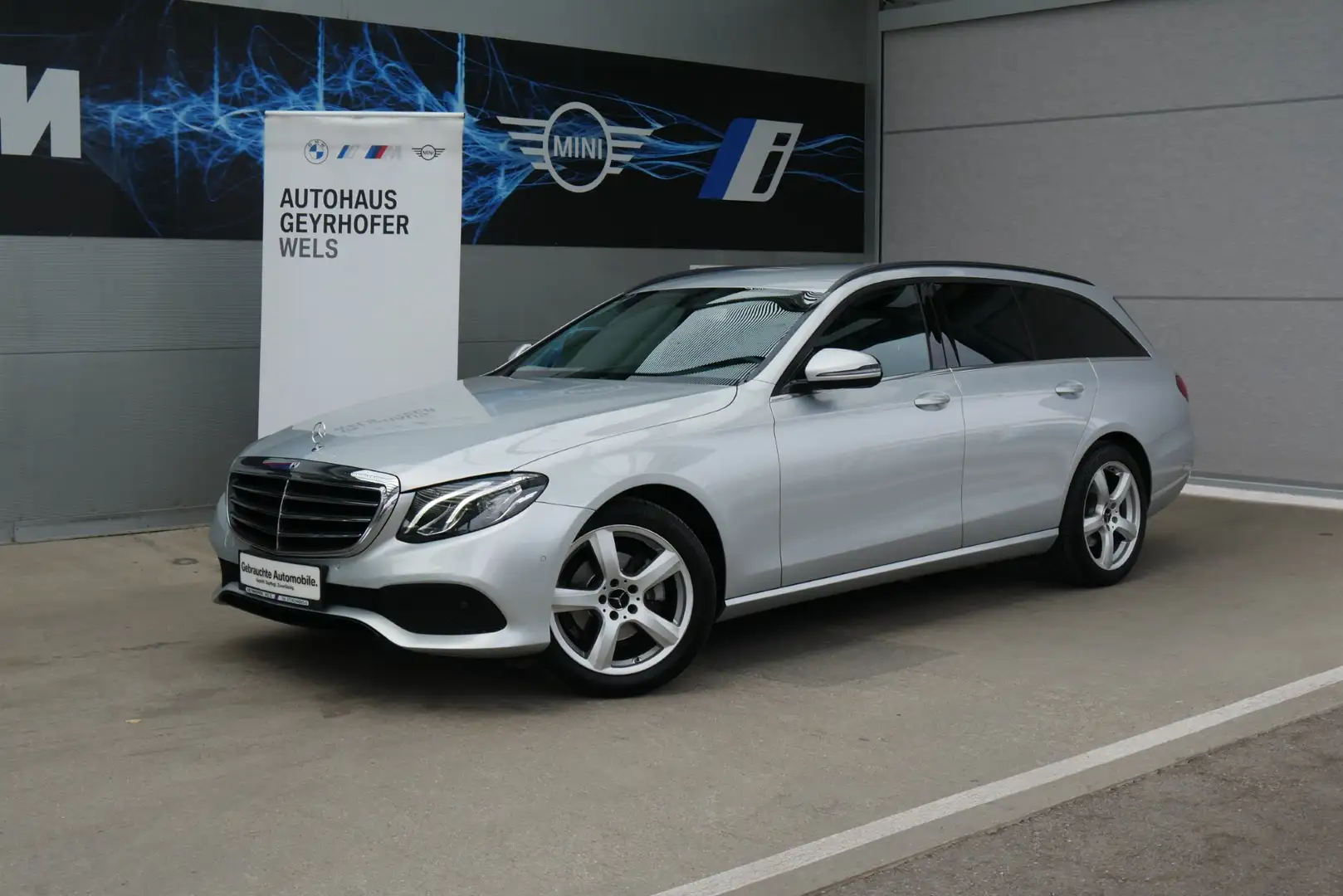 Mercedes-Benz E 220 d T Aut. *LED/Sitzheizung/PDC/Navi* Silber - 1