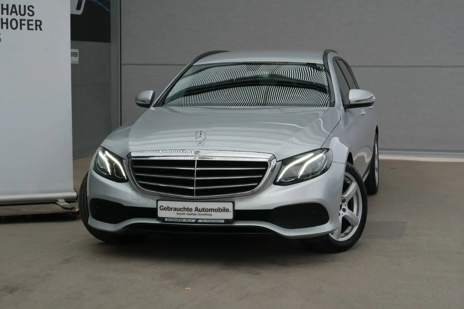 Mercedes-Benz E 220 d T Aut. *LED/Sitzheizung/PDC/Navi* Silber - 2