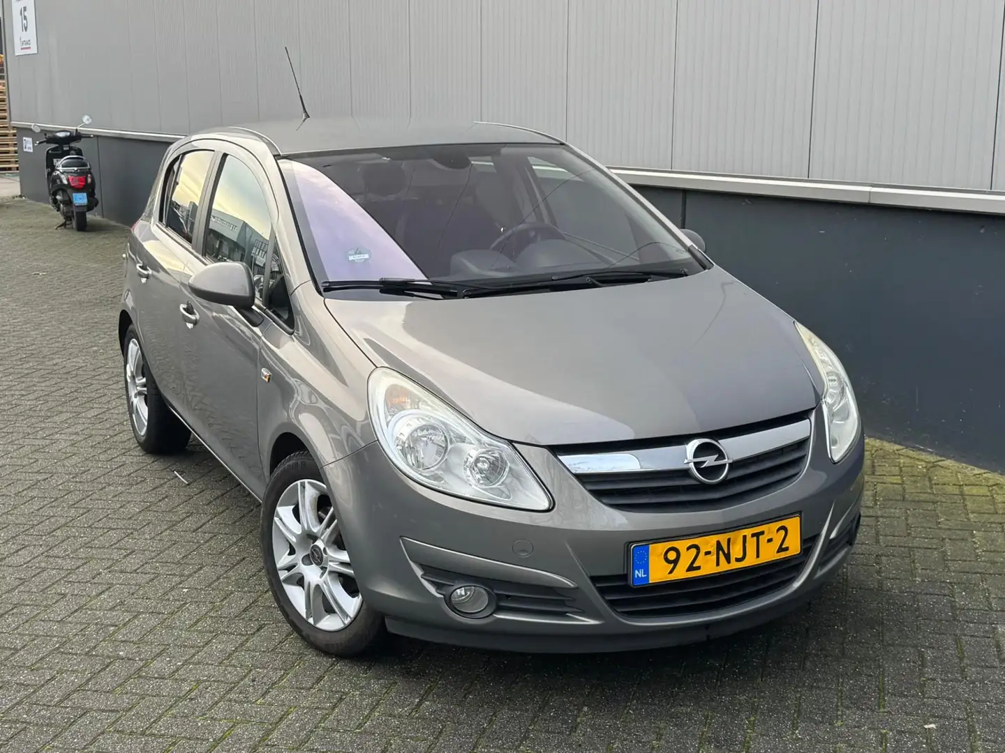Opel Corsa 1.2-16V Cosmo AUTOMAAT Airco Nieuwe apk NAP Kahverengi - 2