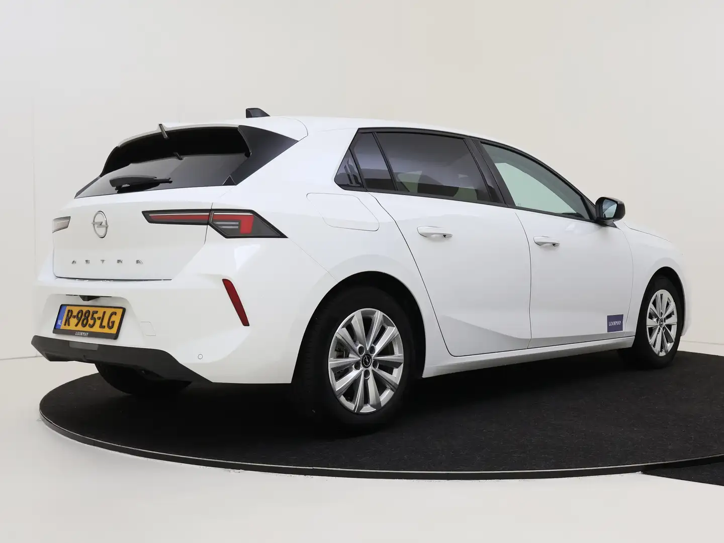 Opel Astra 1.2 Business Edition | 110PK | Navigatie | Camera Wit - 2