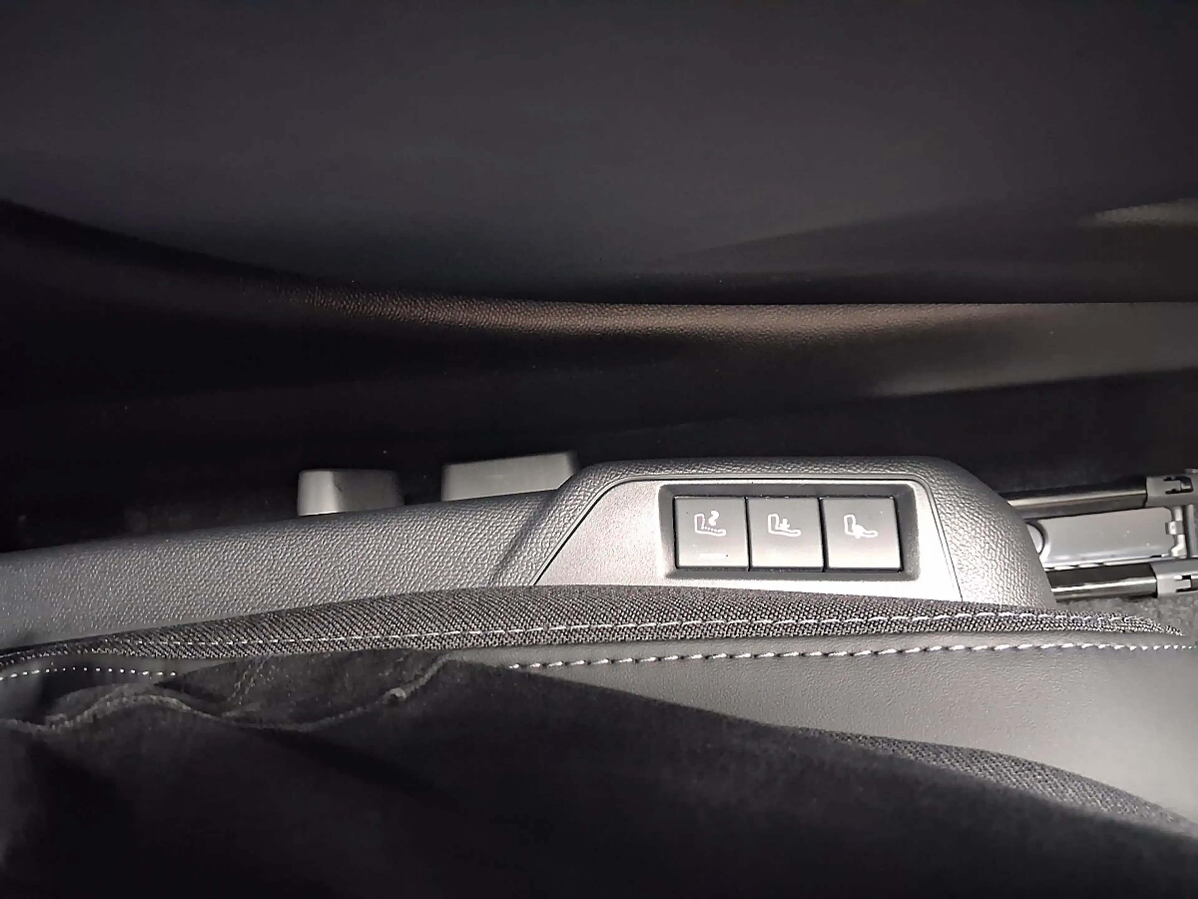 Peugeot e-2008 54kWh GT — photo 11