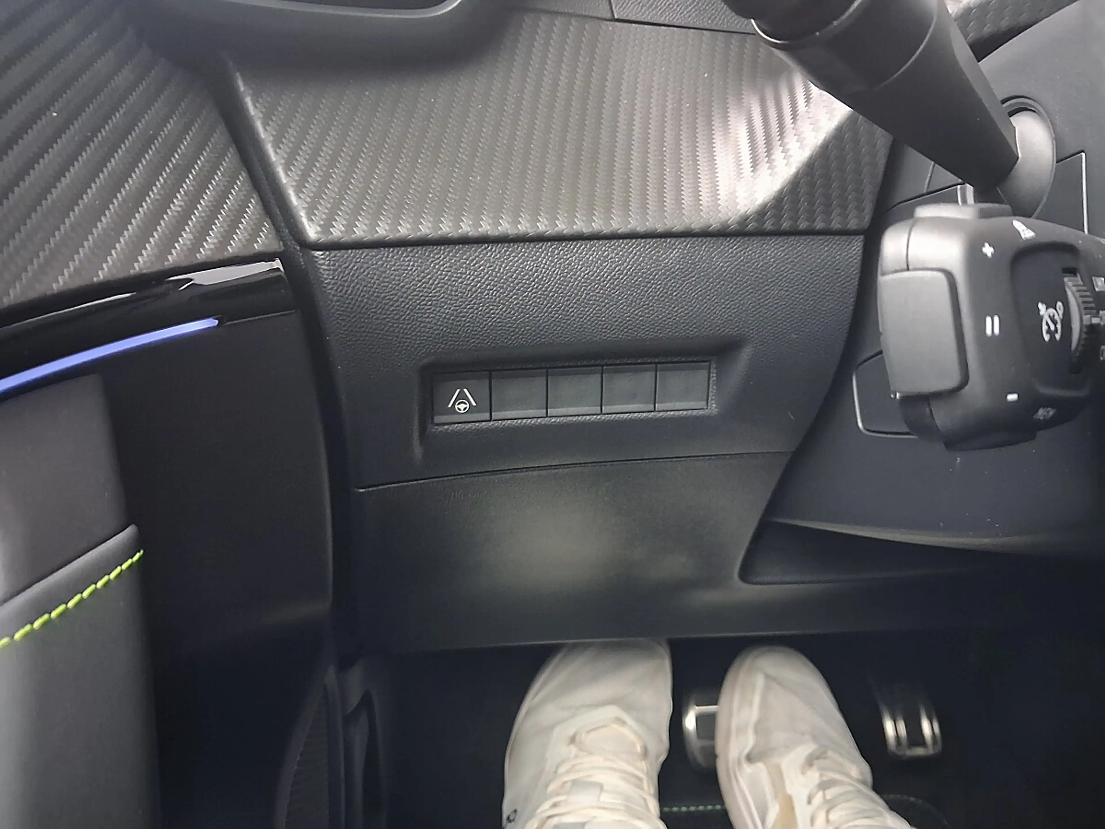 Peugeot e-2008 54kWh GT — photo 14