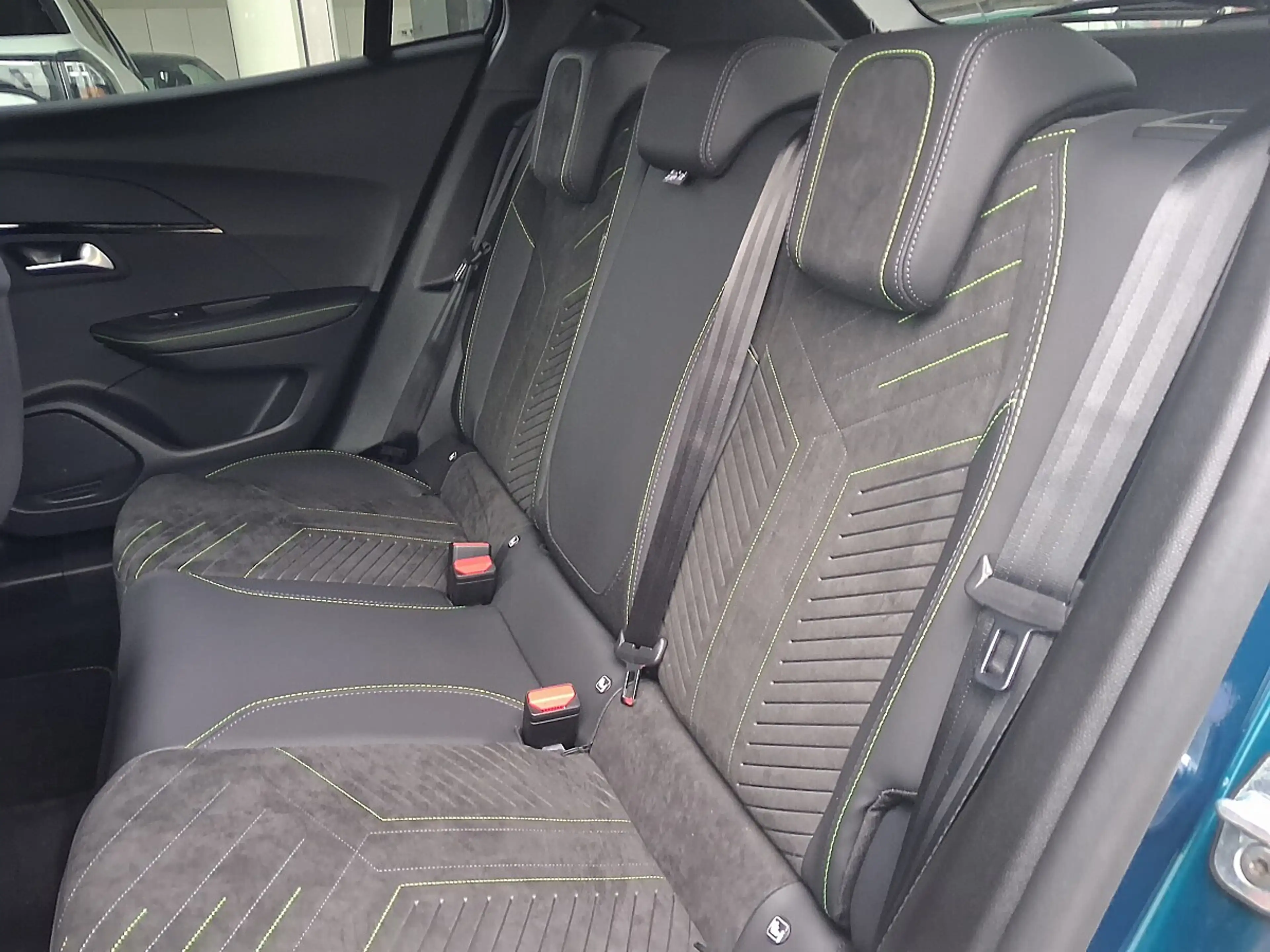 Peugeot e-2008 54kWh GT — photo 9