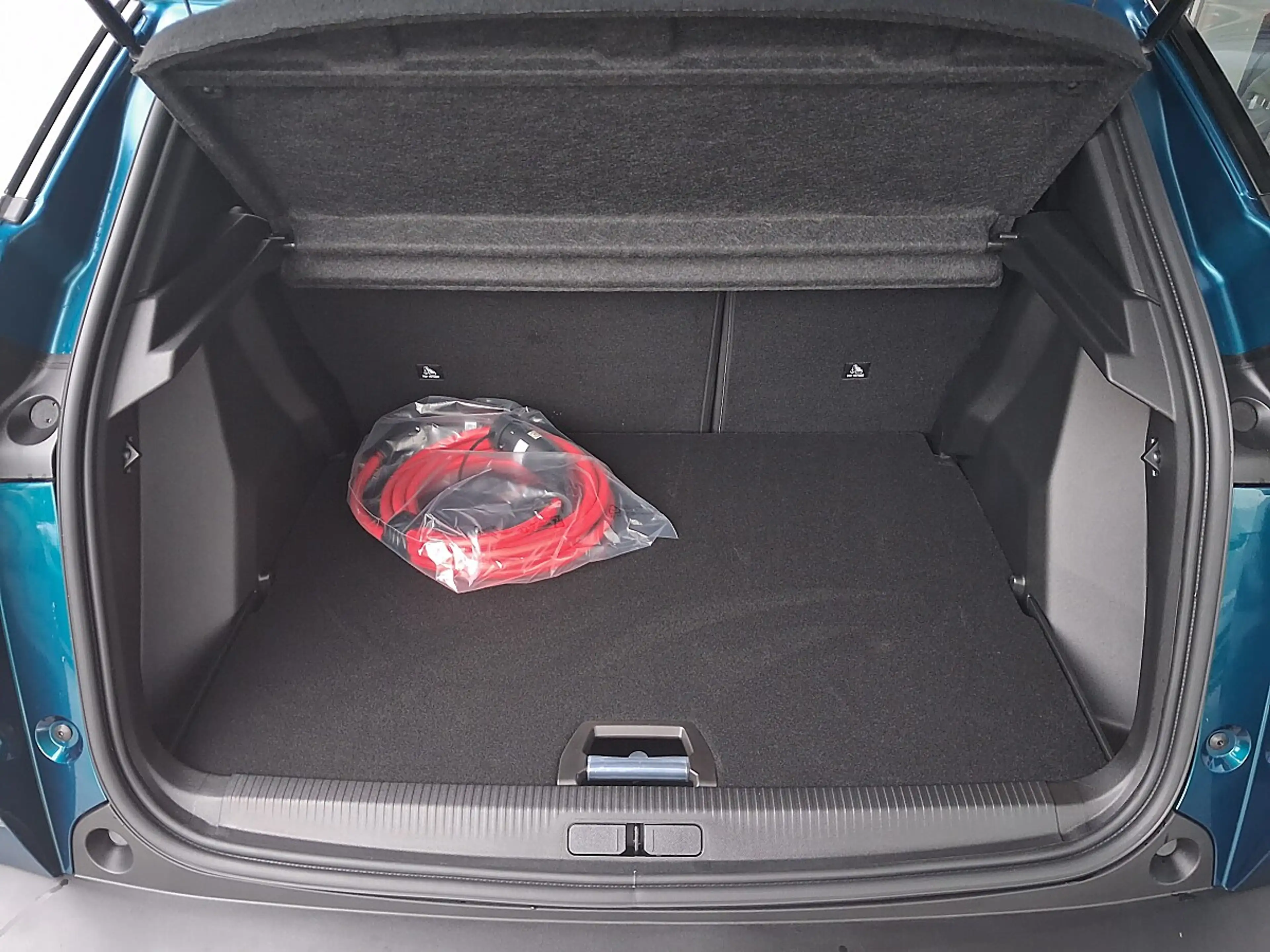 Peugeot e-2008 54kWh GT — photo 7