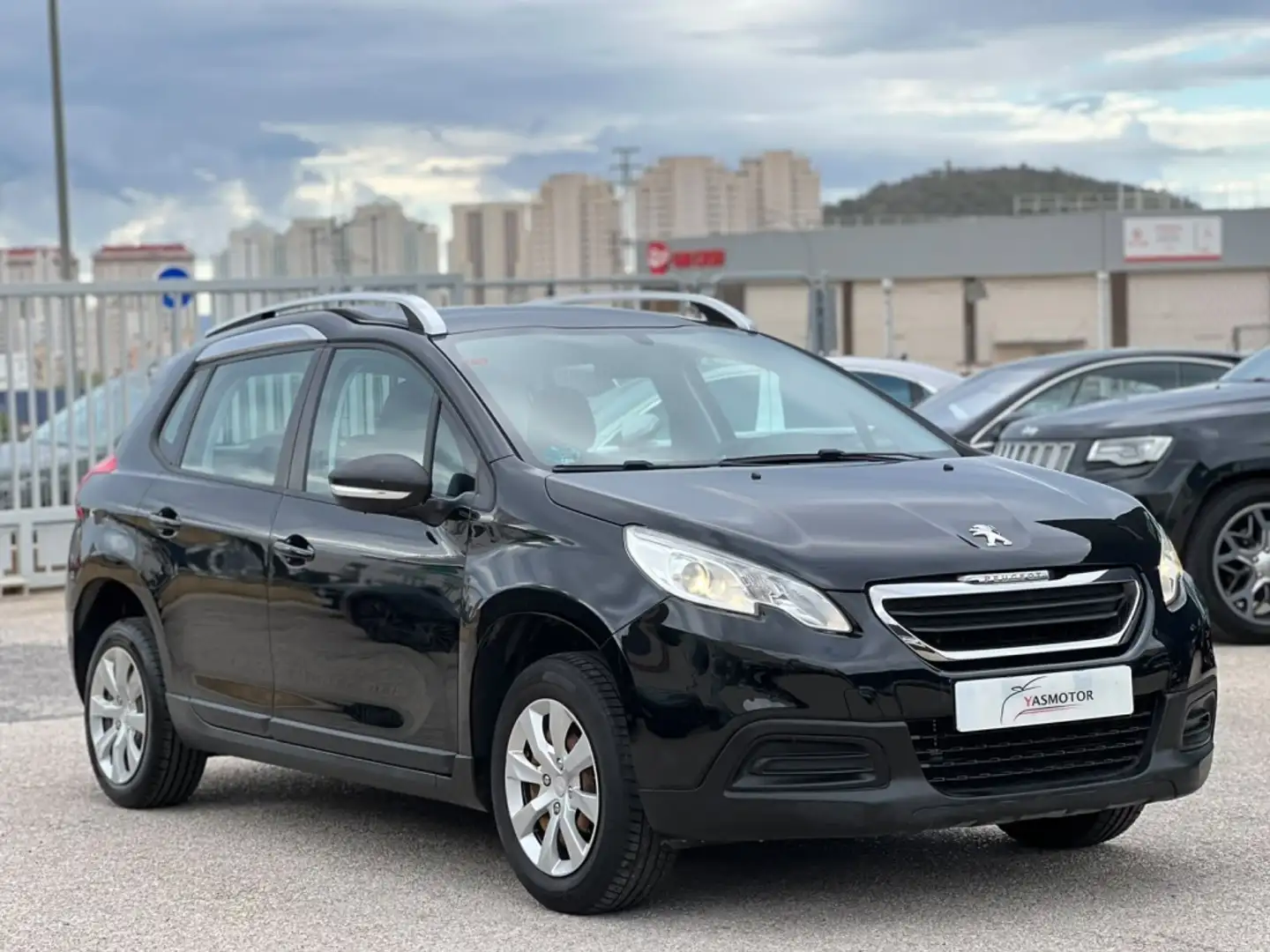 Peugeot 2008 1.2 PureTech Access 82 Negro - 1