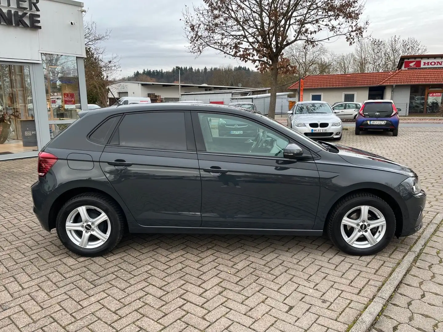 Volkswagen Polo VI Comfortline DSG +LED/CarPlay+ Gris - 2