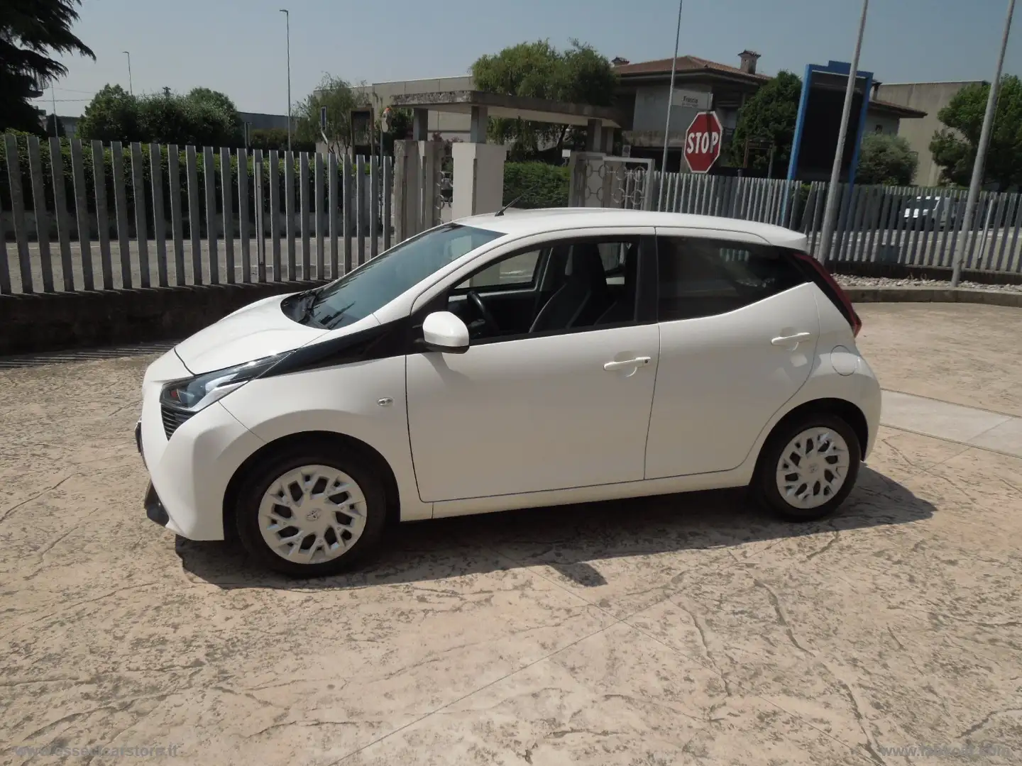 Toyota Aygo Connect 1.0 VVT-i 72CV 5p. x-busin. Bianco - 2