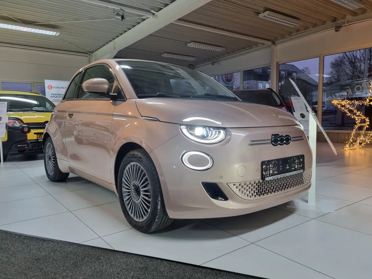 Fiat 500e 87kW (118PS) 42kWh Goud - 1