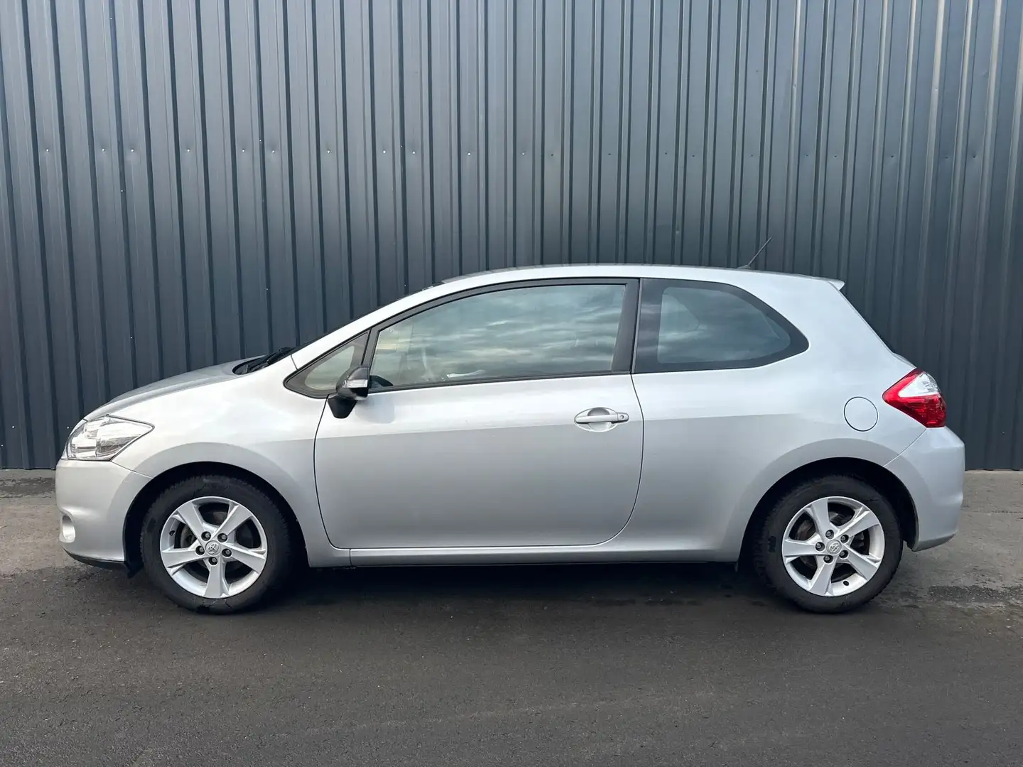 Toyota Auris Basis Silber - 2