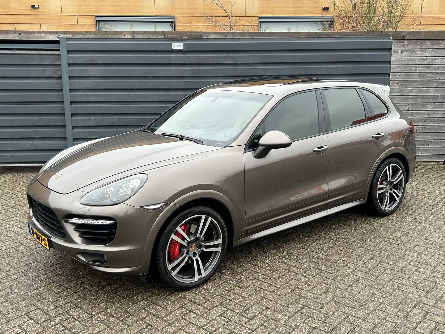 Porsche Cayenne 4.8 V8 GTS Panoramadak, Bruin - 2
