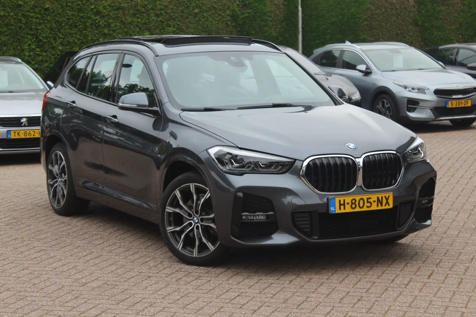 BMW X1 xDrive25e Executive Ed. M Sport / Trekhaak / Panor Grijs - 1