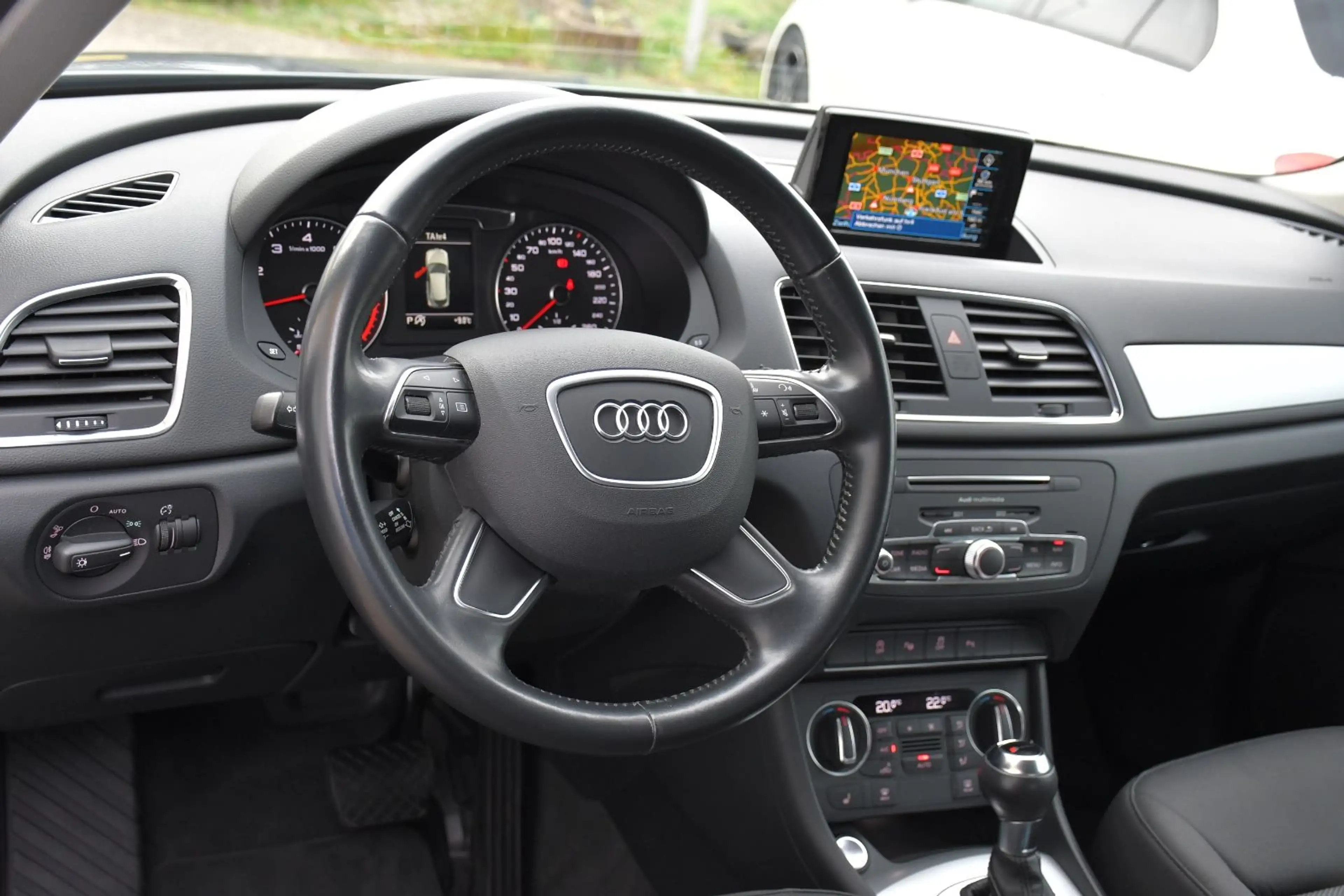 Audi Q3 Klima Navi Sitzheizung Kamera PDC ParkAssist — photo 9