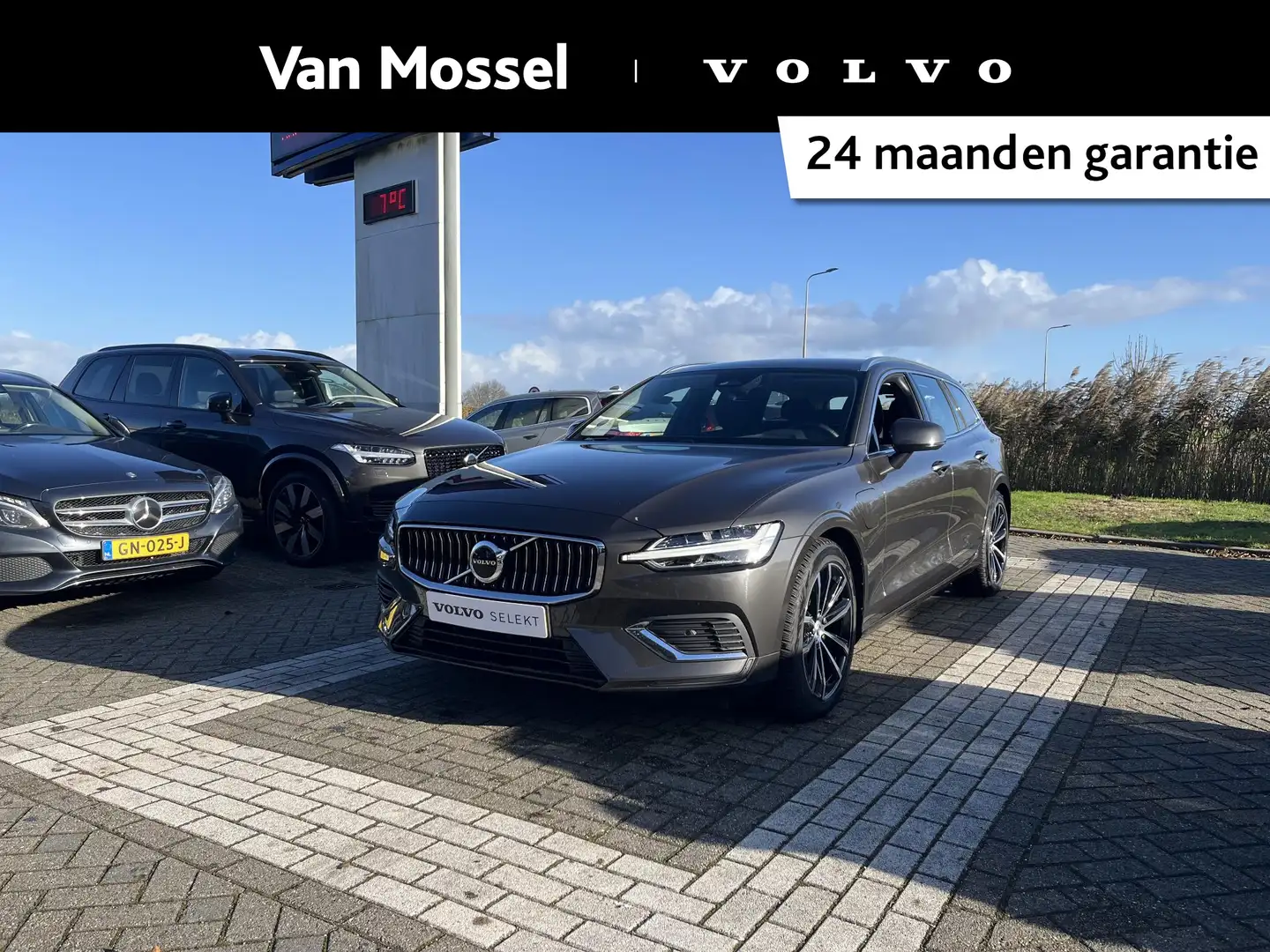 Volvo V60 2.0 T6 Plug-in hybrid AWD Essential Bright Gris - 1