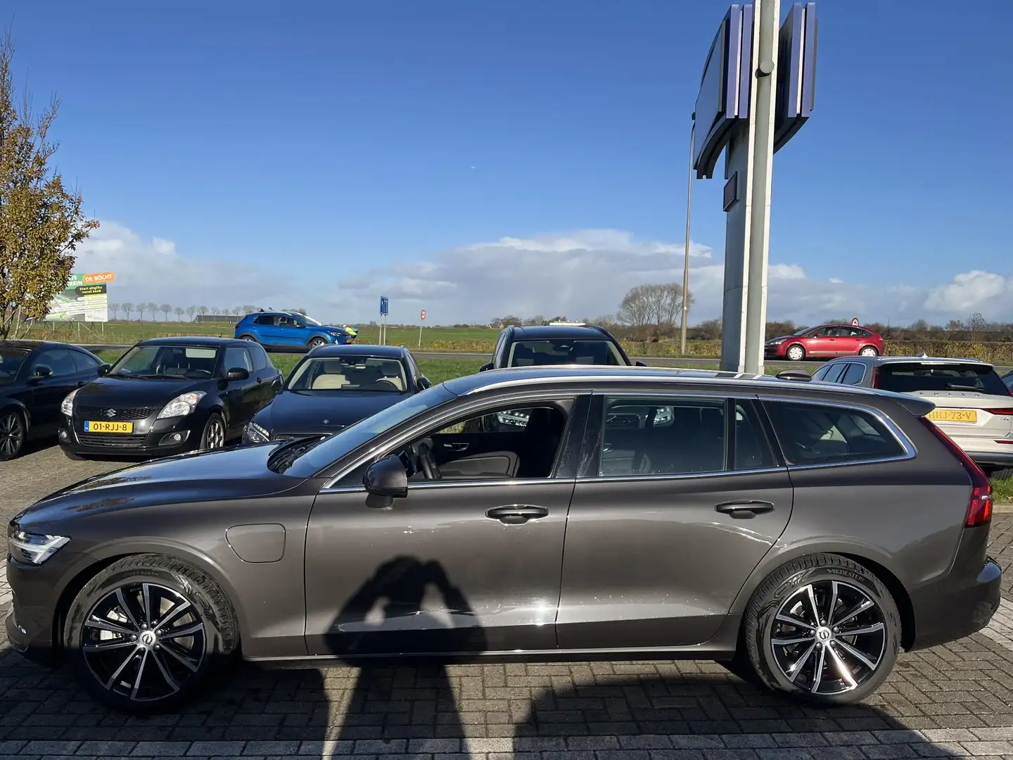 Volvo V60 2.0 T6 Plug-in hybrid AWD Essential Bright Gris - 2