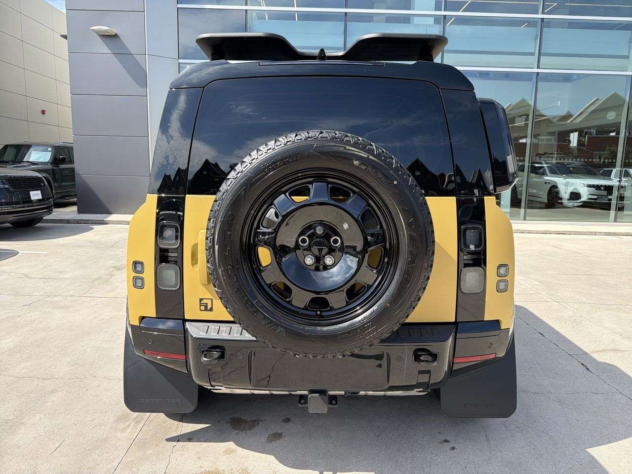 2026 Land Rover Defender 110 P400 Trophy Edition Deep Sandglow — снимка 1