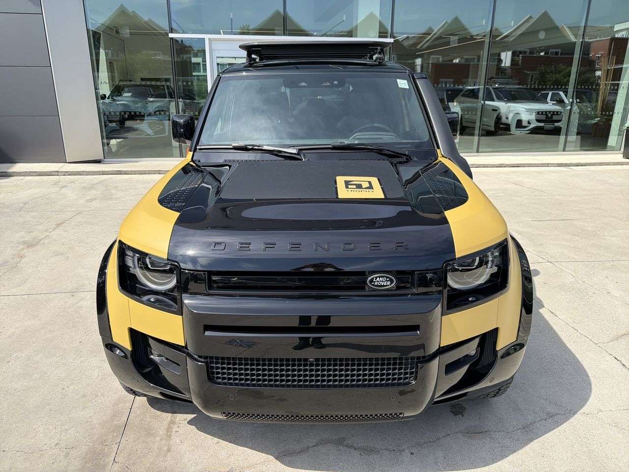 2026 Land Rover Defender 110 P400 Trophy Edition Deep Sandglow — снимка 1