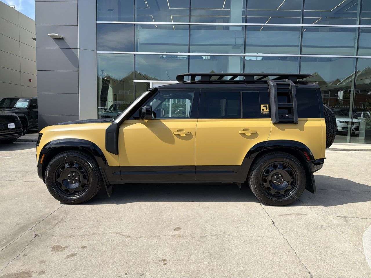 2026 Land Rover Defender 110 P400 Trophy Edition Deep Sandglow — снимка 1