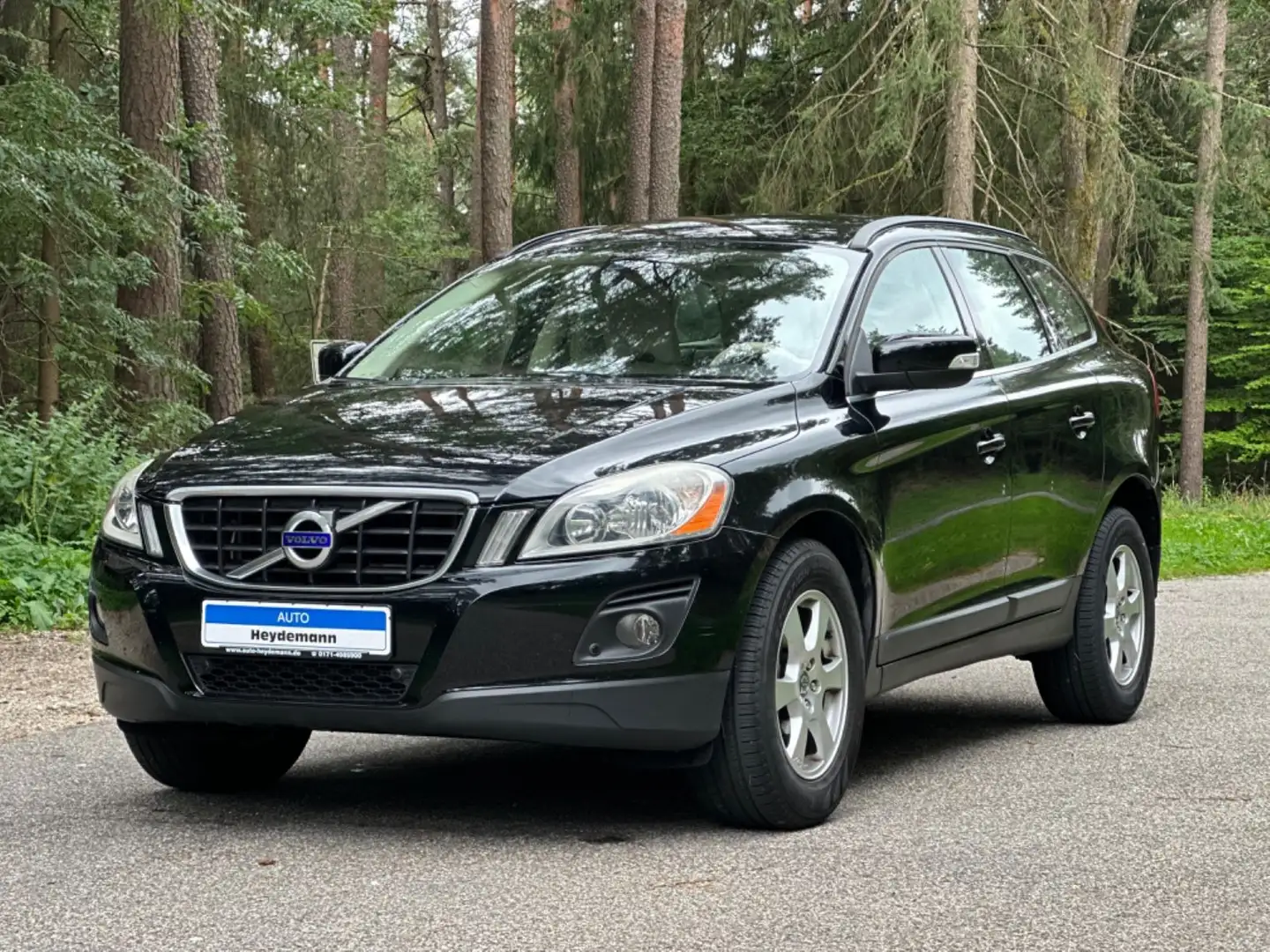 Volvo XC60 2.4D DRIVe Momentum Schwarz - 1