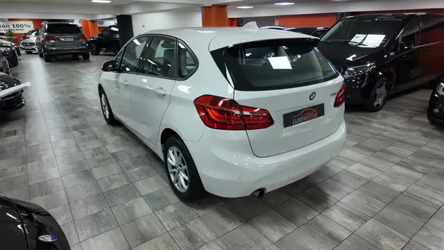 BMW 2 Series view 4