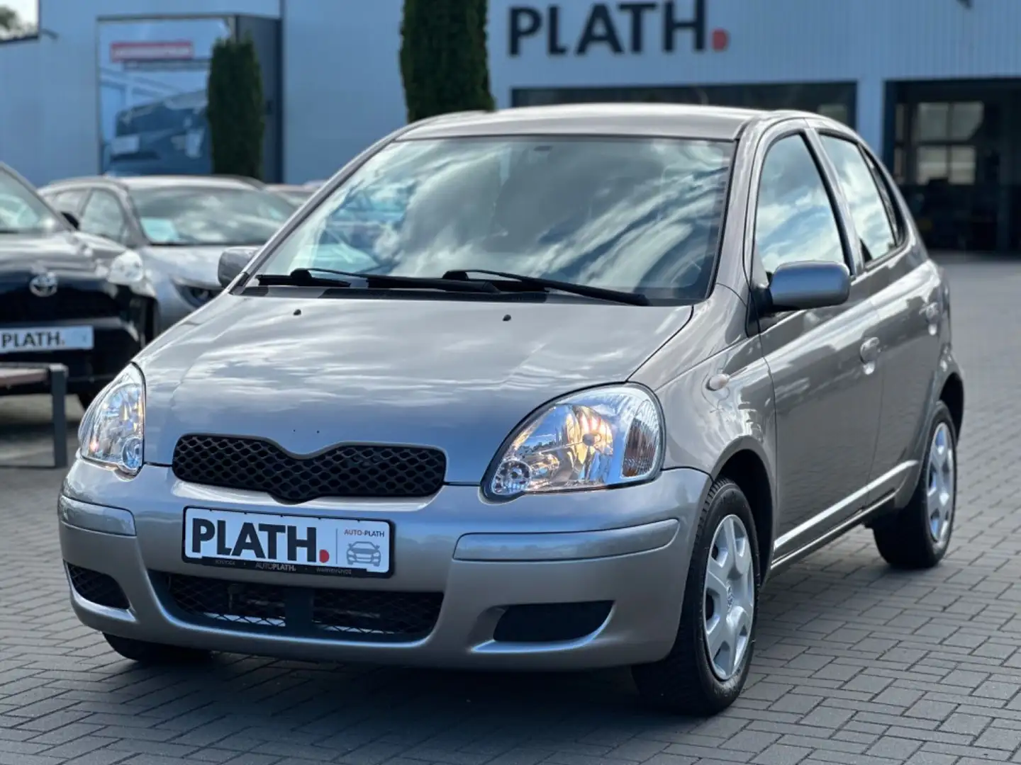 Toyota Yaris 1.0 Sol Grau - 2