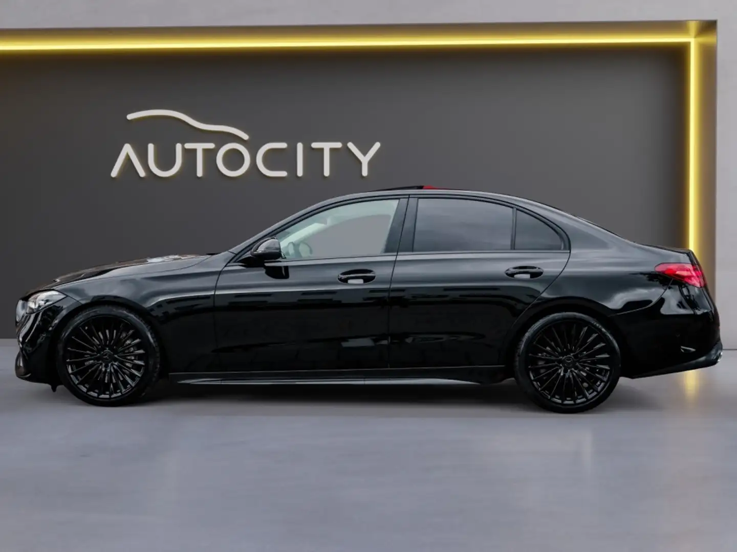 Mercedes-Benz C 180 AMG Line l Night Pakket l Schuifdak l Camera Zwart - 2