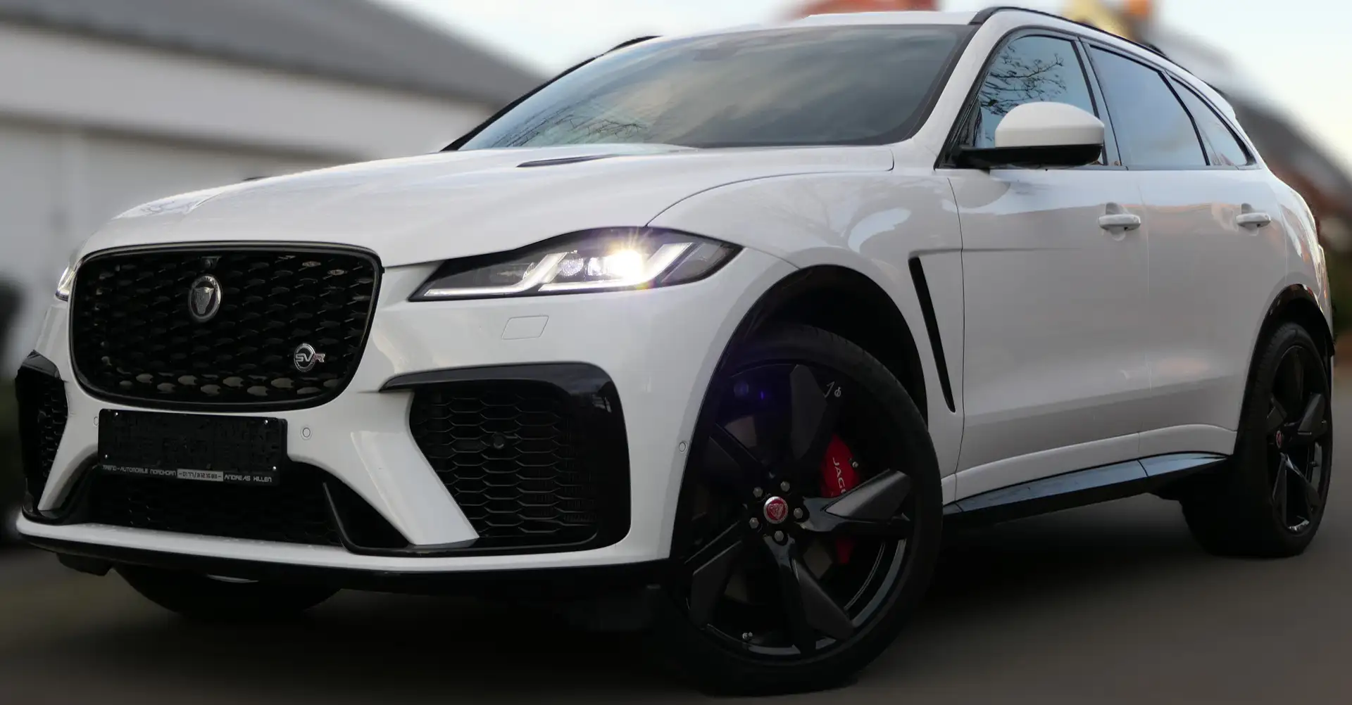 Jaguar F-Pace F-PACE+SVR+PANO+MATRIX+22"ALU+BLACK+ACC+AHK+AMBIEN Weiß - 1