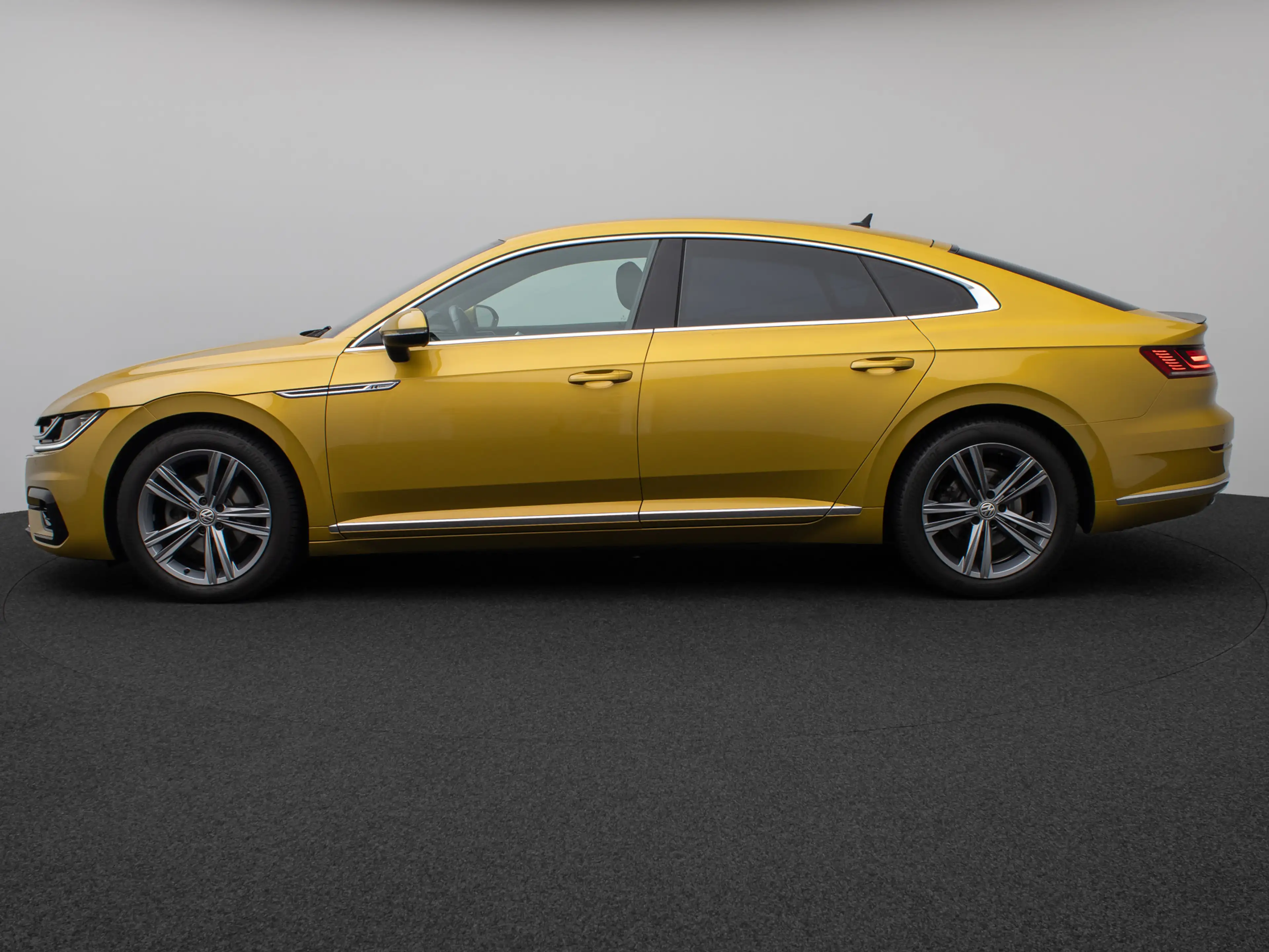 Volkswagen Arteon R-Line Kamera Fernlichtassist ACC 8Fach — photo 11