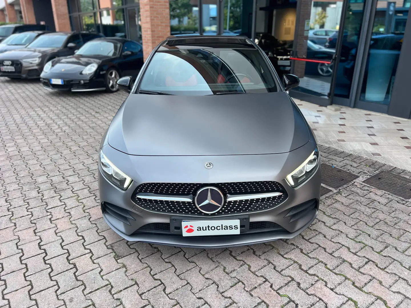 Mercedes-Benz A 200 A 200 d Premium auto FULL Grijs - 2
