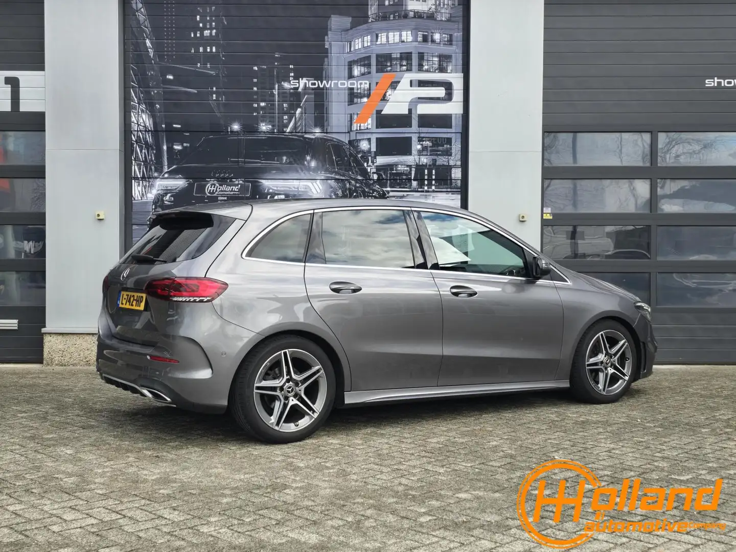 Mercedes-Benz B 180 Premium Plus|AMG|PANO Gris - 2