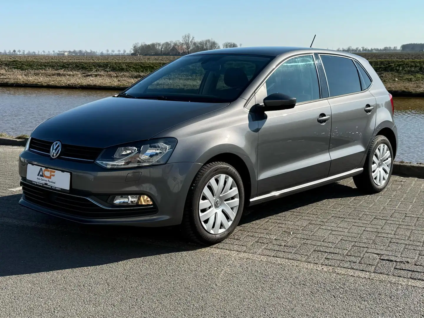 Volkswagen Polo 1.2 TSI DSG 90pk Comfortline Connected Series Grau - 2