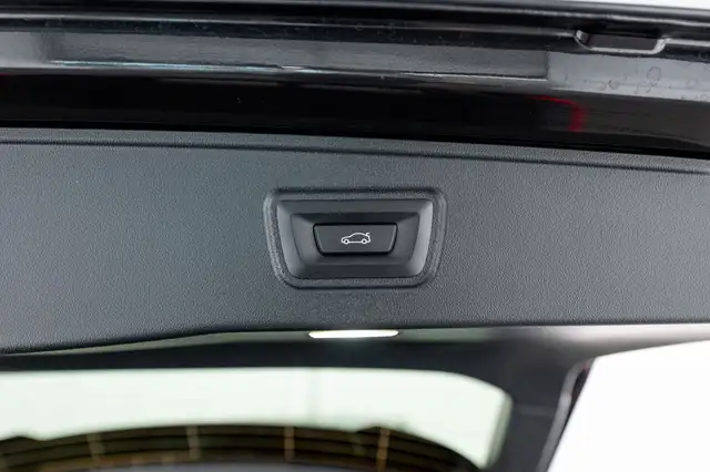 BMW 5 Series view 9