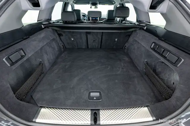 BMW 5 Series view 8