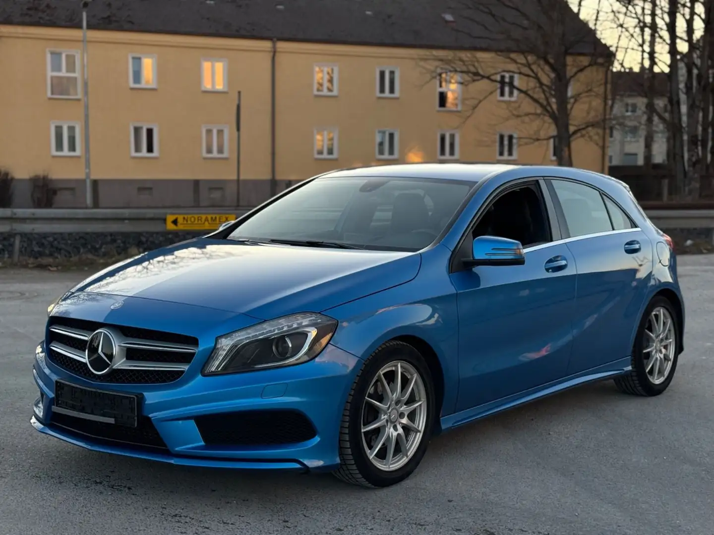 Mercedes-Benz A 200 A200 BlueEfficiency AMG-Line Euro6 Xenon Navi Синий - 1