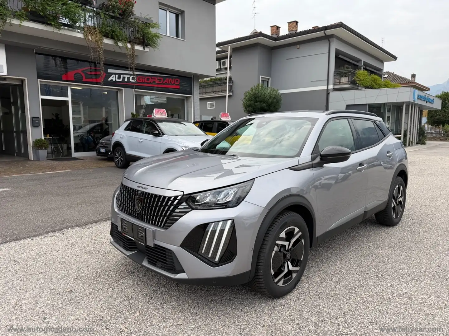 Peugeot 2008 Hybrid 136 e-DCS6 Allure Grigio - 1