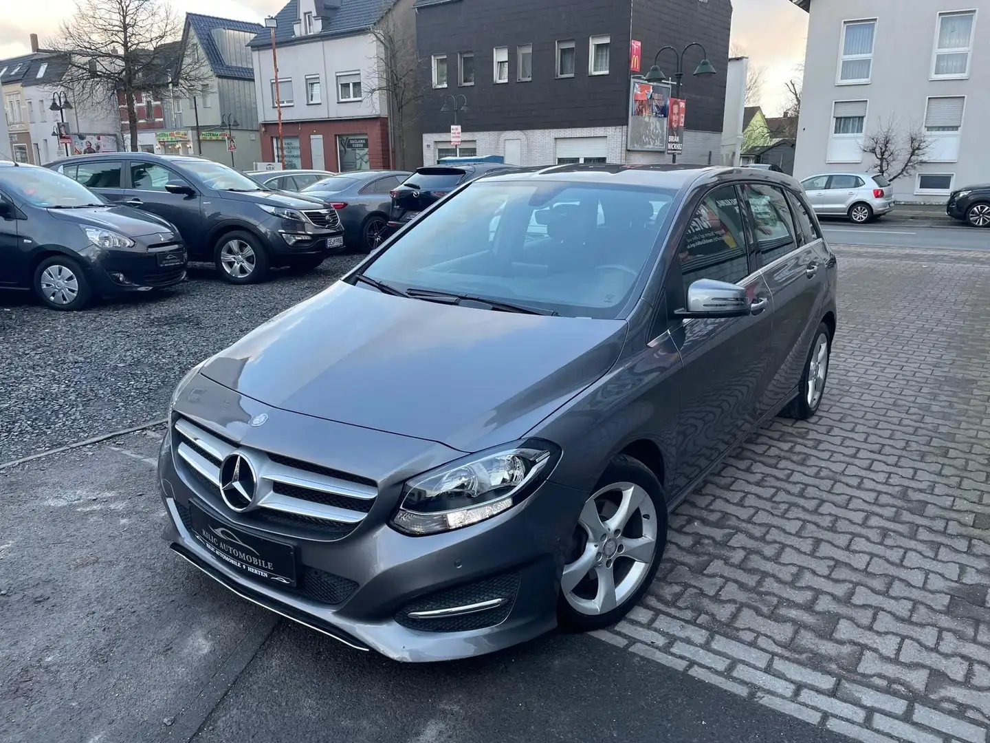 Mercedes-Benz B 180 2.Hand*Navi*Sitzheizung*Berganfahrassisten Gris - 2