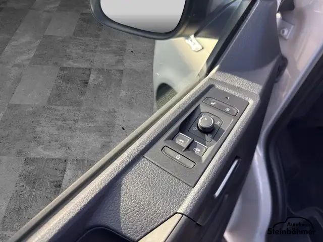 Volkswagen Multivan view 16