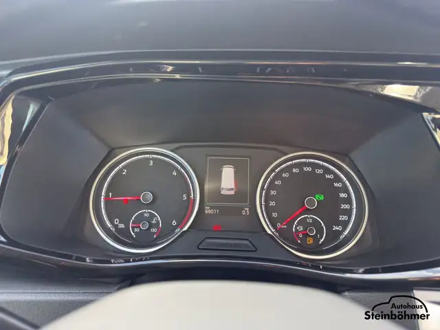 Volkswagen Multivan view 18