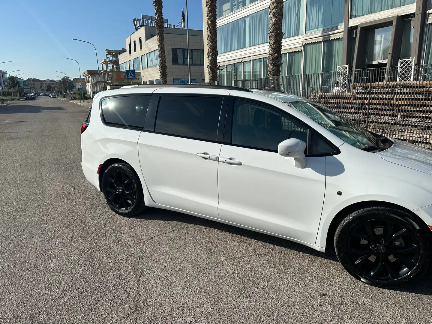 Chrysler Pacifica S line Wit - 2